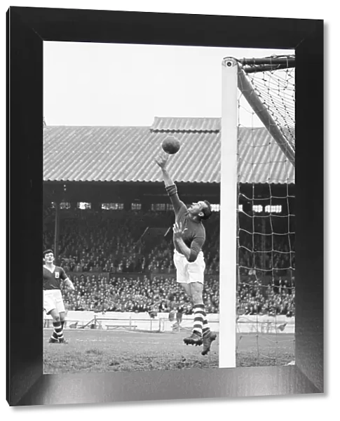 Vintage Football: Gil Merrick's Dramatic Fingertip Save for Birmingham City in Chelsea Showdown (Football League Division One)