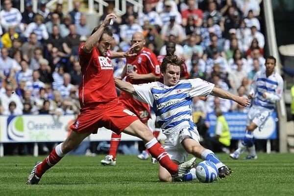 Battle for the Ball: McFadden vs. Tabb - Championship Showdown between Reading and Birmingham City (03-05-2009)