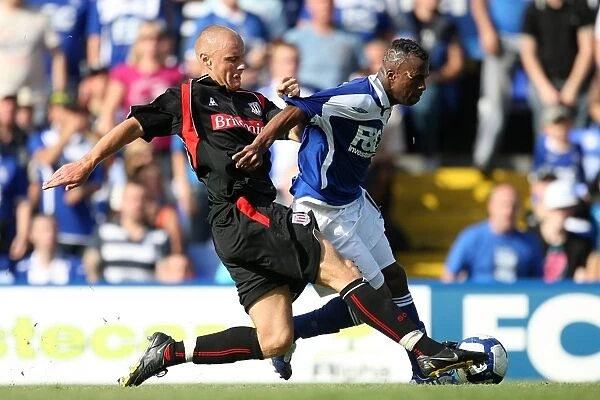 Intense Rivalry: Wilkinson vs. Benitez - A Battle for the Ball (Premier League, 2009)