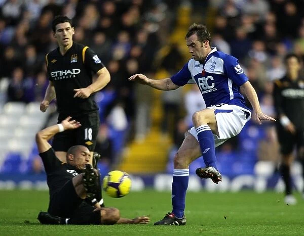 McFadden vs De Jong: A Premier League Battle for the Ball (Birmingham City vs Manchester City, 01-11-2009)