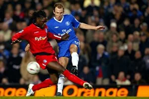 30-01-2005, Round 4 v Chelsea, Stamford Bridge Collection: Robben vs Melchiot: A FA Cup Fourth Round Battle at Stamford Bridge (January 30, 2005)